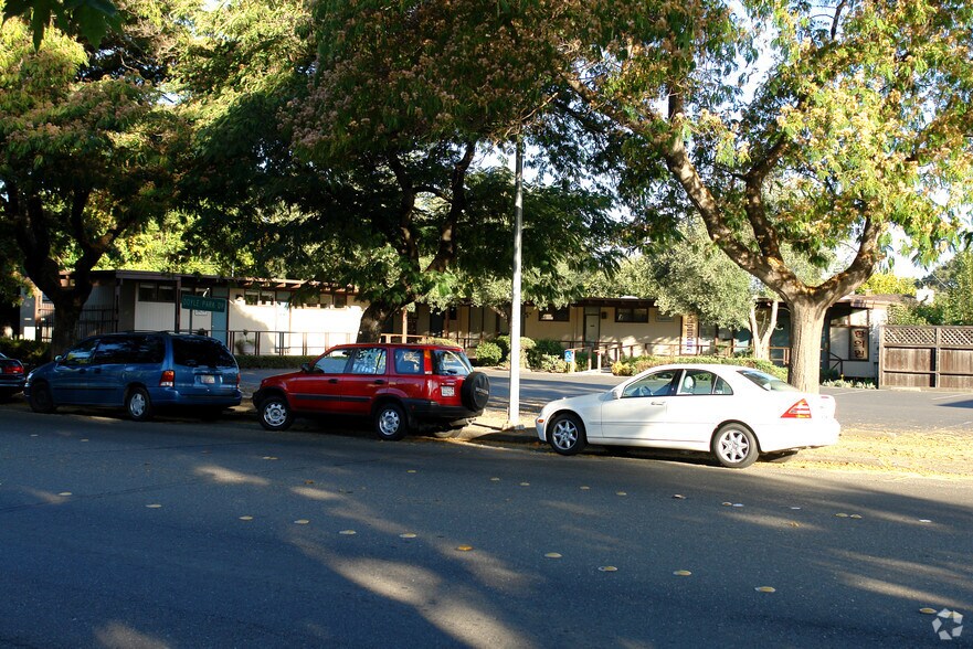 1421 Montgomery Dr, Santa Rosa, CA à louer - Photo de l’immeuble – Image 3 sur 3