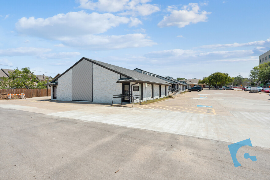 601 Omega Dr, Arlington, TX à louer - Photo de l’immeuble – Image 3 sur 16