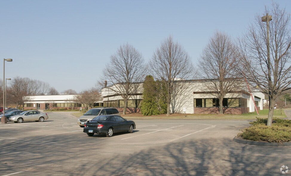 825 Brook St, Rocky Hill, CT à louer - Photo de l’immeuble – Image 3 sur 12