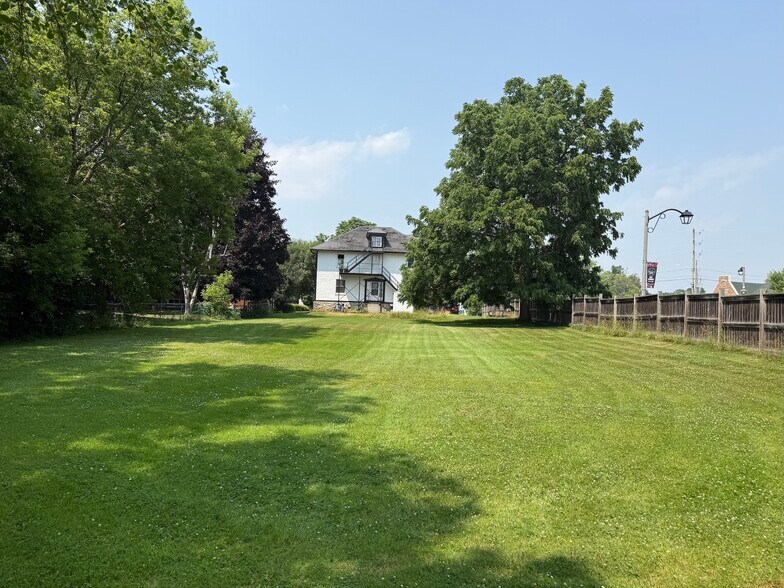 5 Vipond Rd, Whitby, ON à vendre - Photo de l’immeuble – Image 3 sur 3