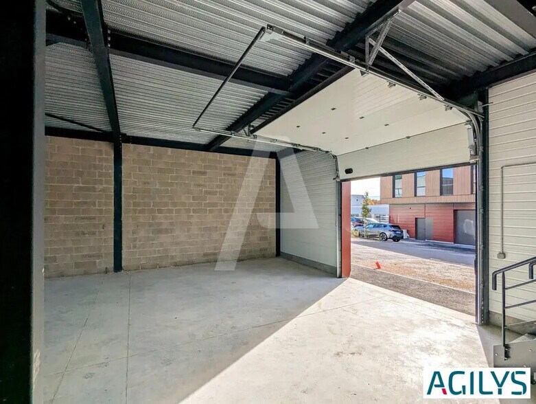 Local d'activités dans Marcoussis à vendre - Photo de l’immeuble – Image 3 sur 9