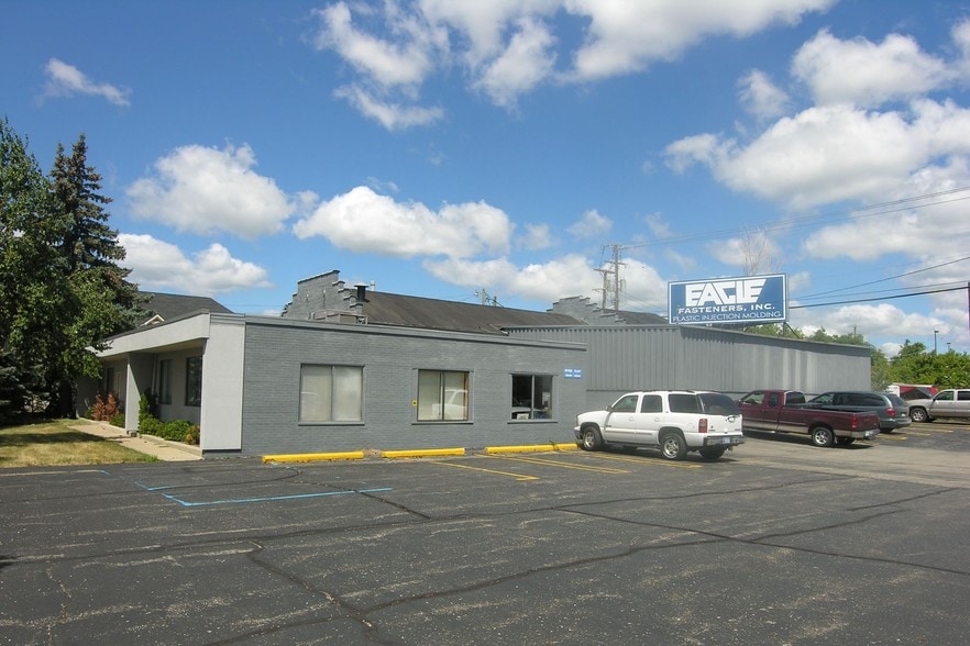 2431 Pontiac Rd, Auburn Hills, MI à louer - Photo de l’immeuble – Image 2 sur 4
