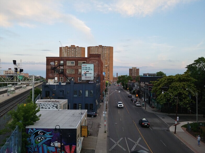2480 Dundas St W, Toronto, ON à vendre - Photo de l’immeuble – Image 3 sur 40