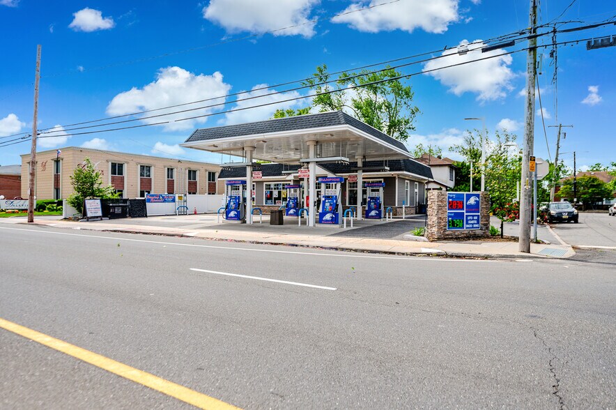 566 Fulton St, Farmingdale, NY à vendre - Photo de l’immeuble – Image 2 sur 8