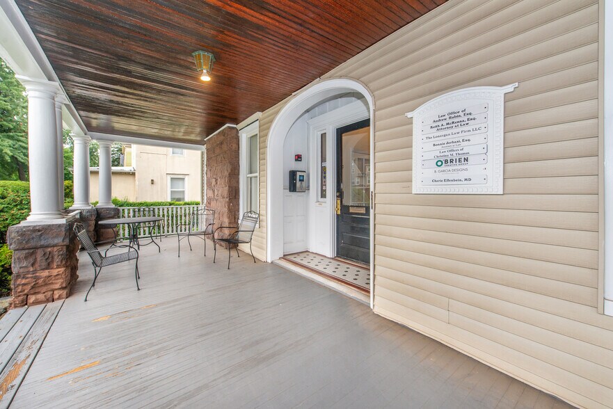 96 Park St, Montclair, NJ à louer - Hall d’entrée – Image 3 sur 4
