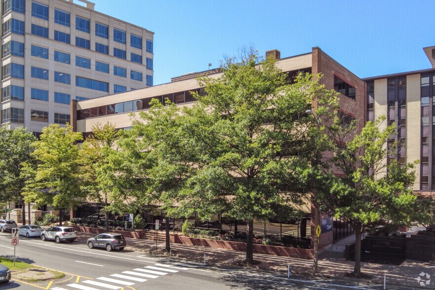 3803 N Fairfax Dr, Arlington, VA à louer - Photo de l’immeuble – Image 1 sur 6