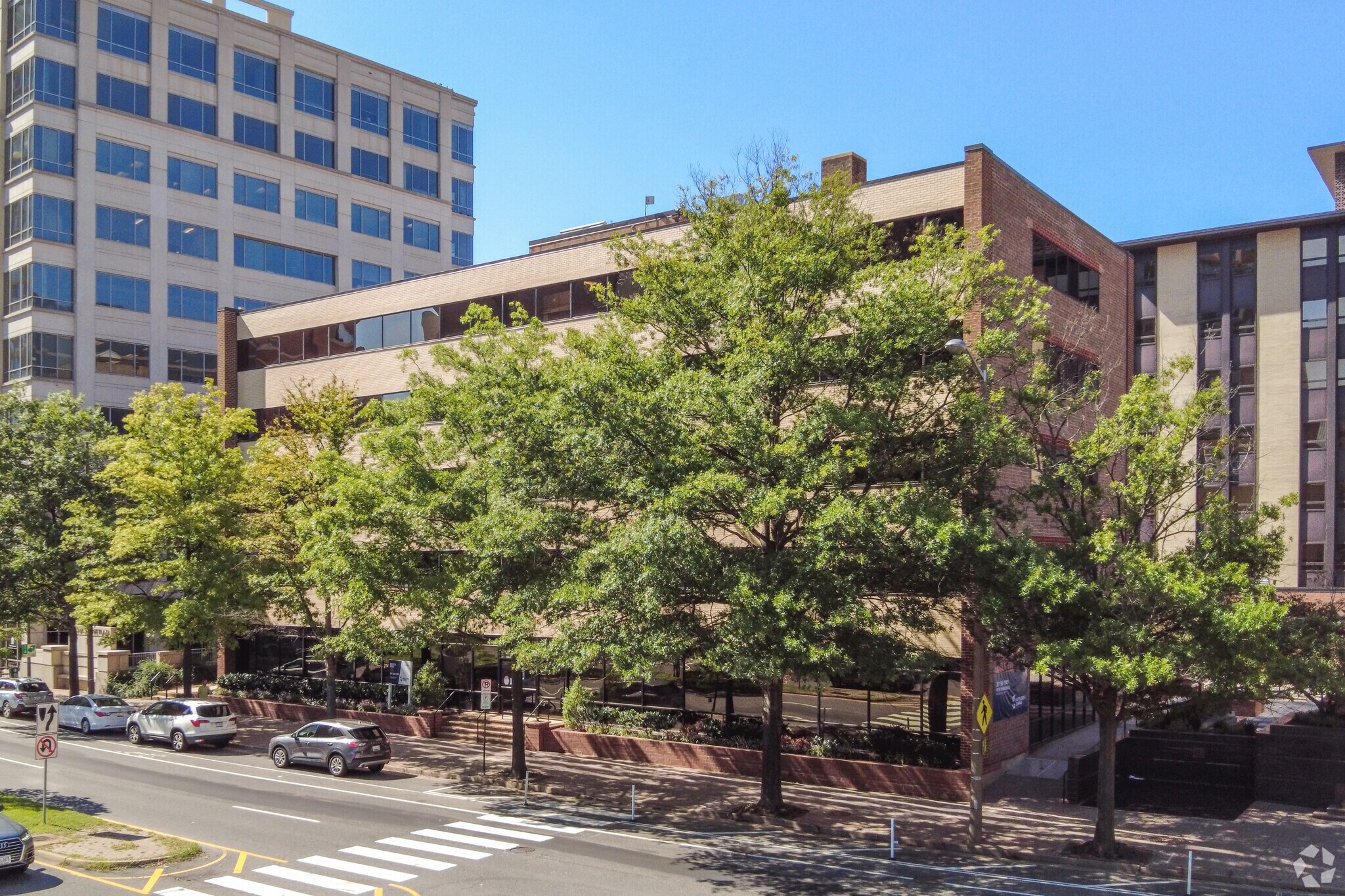 3803 N Fairfax Dr, Arlington, VA à louer Photo de l’immeuble– Image 1 sur 7