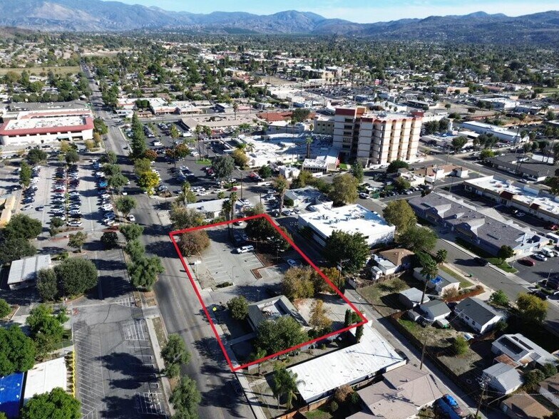 1003 E Devonshire Ave, Hemet, CA à vendre - Photo de l’immeuble – Image 2 sur 11