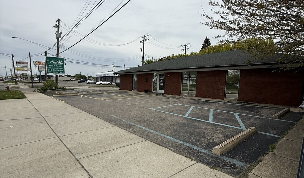 15301 E 8 Mile Rd, Eastpointe, MI à louer - Photo de l’immeuble – Image 2 sur 8