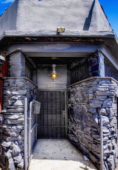 8685 Venice Blvd, Los Angeles, CA à louer - Photo de l’immeuble – Image 3 sur 9