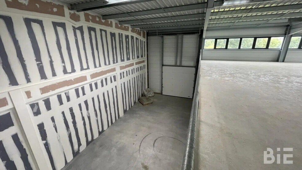 Local d'activités dans Salleboeuf à vendre - Photo de l’immeuble – Image 3 sur 7
