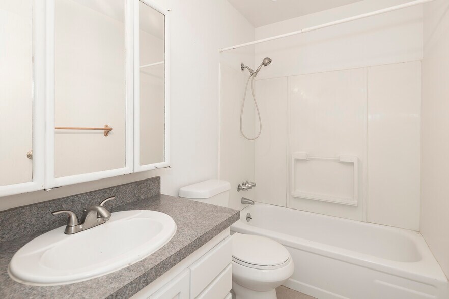 Granby Rental Properties portefeuille de 3 biens à vendre sur LoopNet.fr - Photo de l’immeuble – Image 3 sur 50