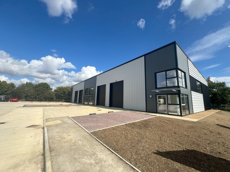 Phase 2, Meridian Court, Compass Point, St Ives à louer - Photo de l’immeuble – Image 3 sur 4