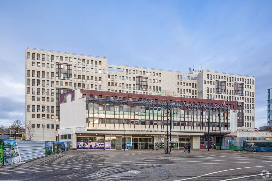 1-10 Place Charles De Gaulle, Montigny-le-Bretonneux à louer - Photo principale – Image 1 sur 5