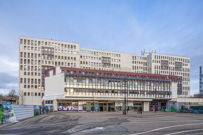 Plus de détails pour 1-10 Place Charles De Gaulle, Montigny-le-Bretonneux - Bureau à louer