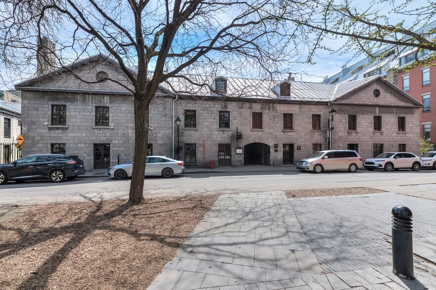 300 Pl D'youville, Montréal, QC à louer - Photo de l’immeuble – Image 1 sur 9
