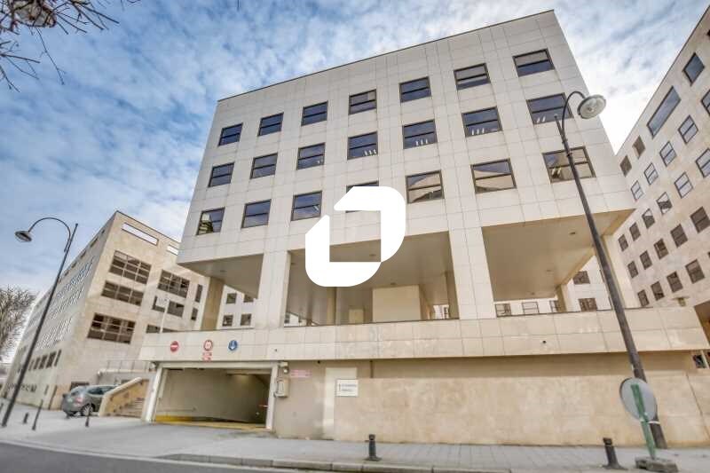 Bureau dans Rueil-Malmaison à louer - Photo de l’immeuble – Image 3 sur 3