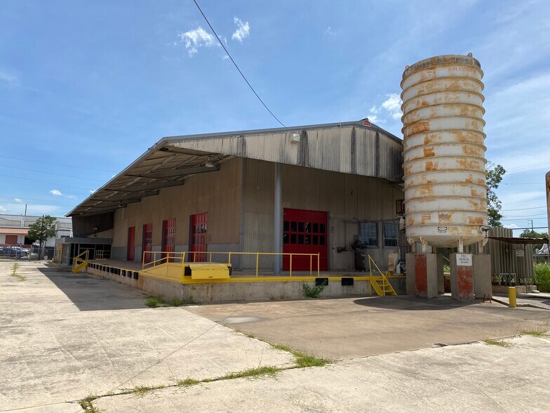 1547 W Poplar St, San Antonio, TX à vendre - Photo de l’immeuble – Image 1 sur 19