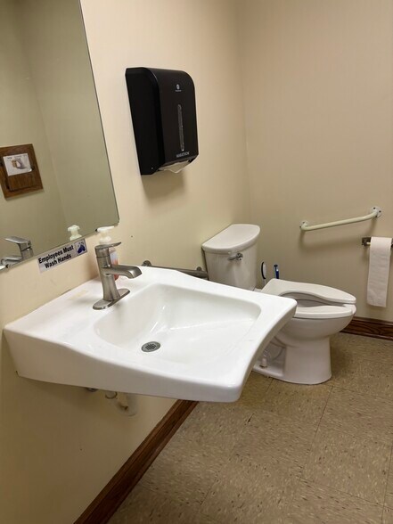 555 W Schrock Rd, Westerville, OH à vendre - Photo de l’immeuble – Image 3 sur 11