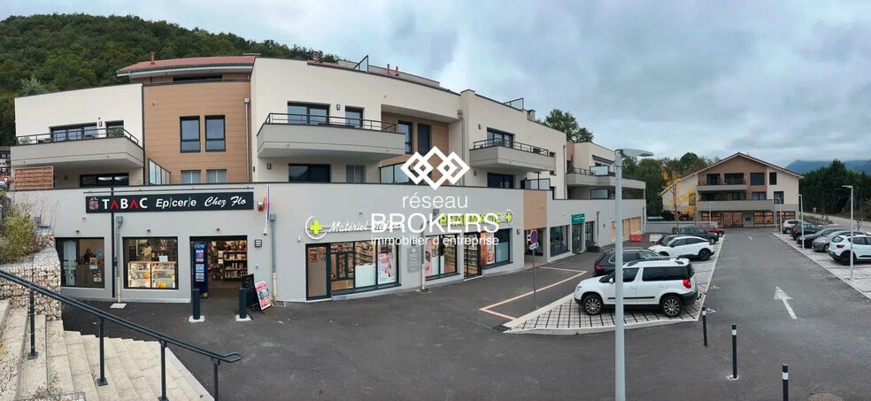 Local commercial dans Noyarey à louer - Photo de l’immeuble – Image 2 sur 2
