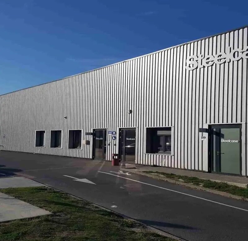 Industriel/Logistique dans Saint-Léonard à louer Photo de l’immeuble– Image 1 sur 2