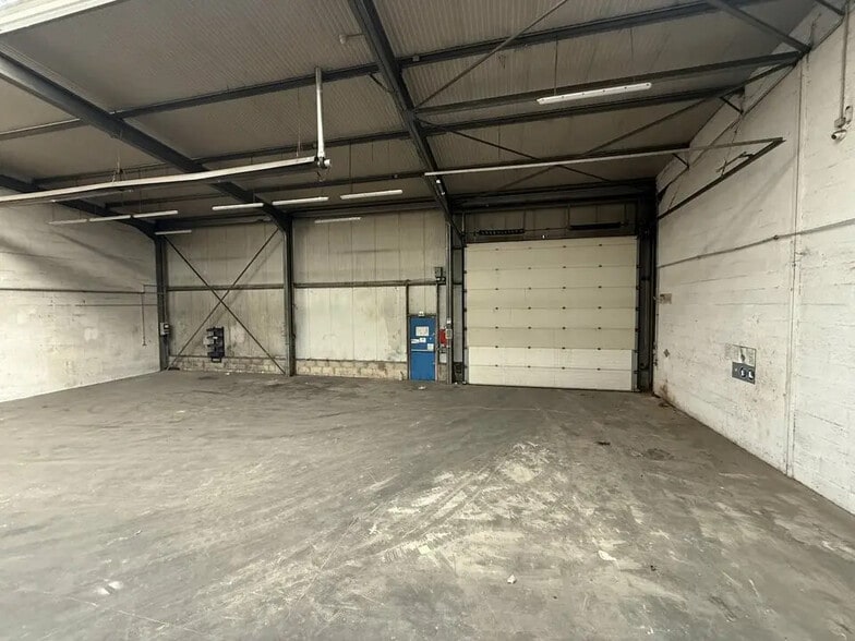 30 Rue Des Quarantes Mines, Allonne à louer - Photo de l’immeuble – Image 3 sur 10