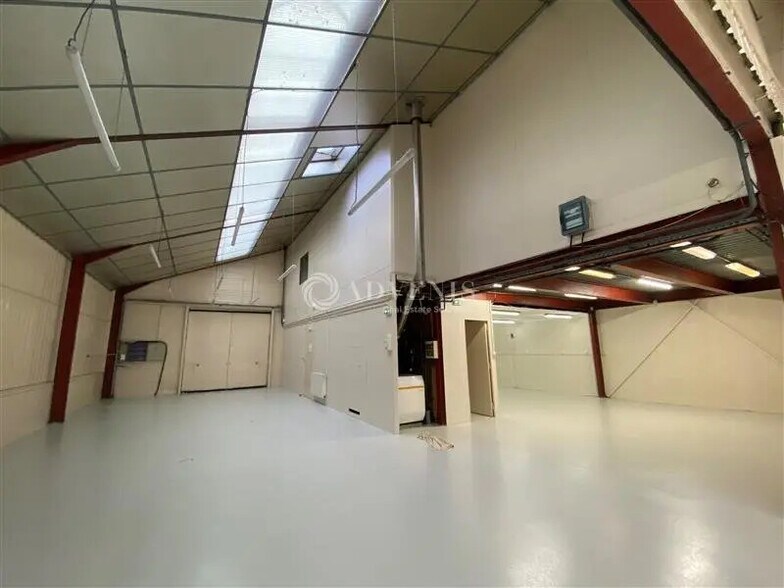 Local d’activités dans Guyancourt à louer - Photo de l’immeuble – Image 1 sur 7