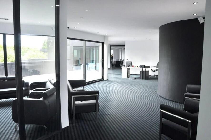 Local d'activités dans Grigny à vendre - Photo de l’immeuble – Image 3 sur 14