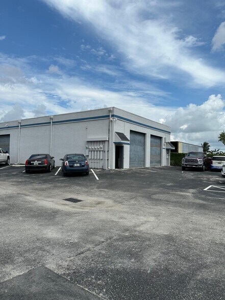 13700-13708 SW 145th Ct, Miami, FL à louer - Photo de l’immeuble – Image 2 sur 3