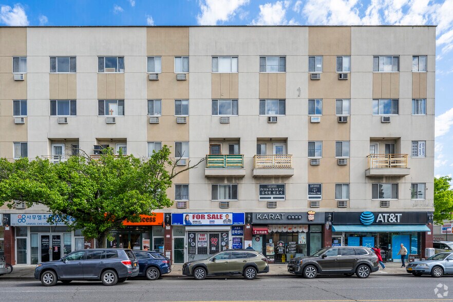 150-15 Northern Blvd, Flushing, NY à vendre - Photo de l’immeuble – Image 1 sur 8