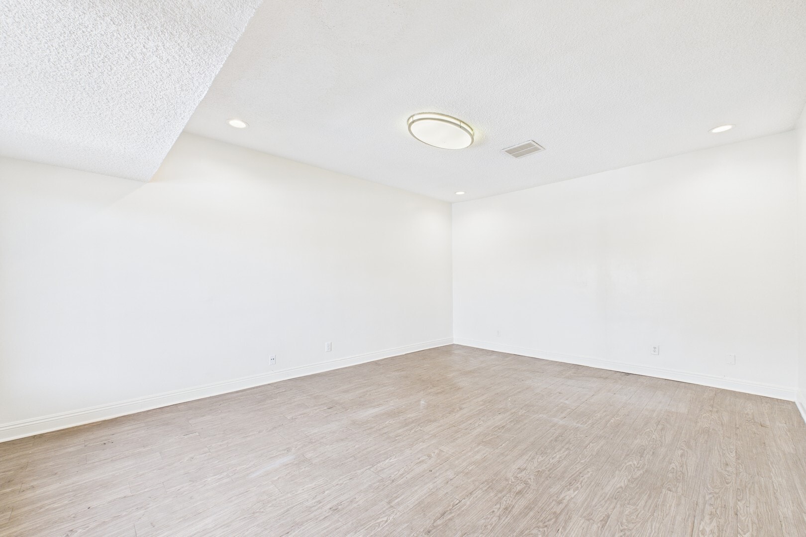 13615 Victory Blvd, Van Nuys, CA à louer Photo intérieure– Image 1 sur 2
