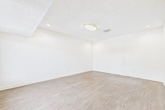 13615 Victory Blvd, Van Nuys, CA à louer Photo intérieure– Image 1 sur 2