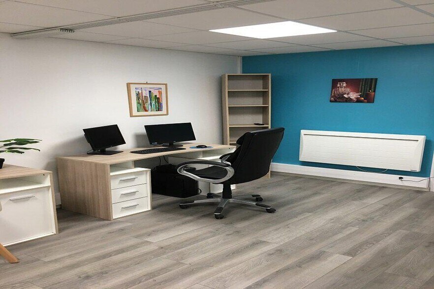 Bureau dans  à louer - Photo de l’immeuble – Image 1 sur 1