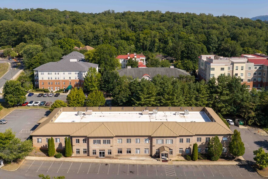 1410 Incarnation Dr, Charlottesville, VA à vendre - Photo de l’immeuble – Image 3 sur 9