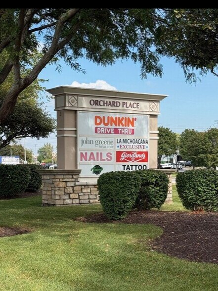 241 Genesis Dr, North Aurora, IL à louer - Photo de l’immeuble – Image 3 sur 3