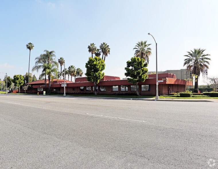 9520 Norwalk Blvd, Santa Fe Springs, CA à louer - Photo de l’immeuble – Image 1 sur 3