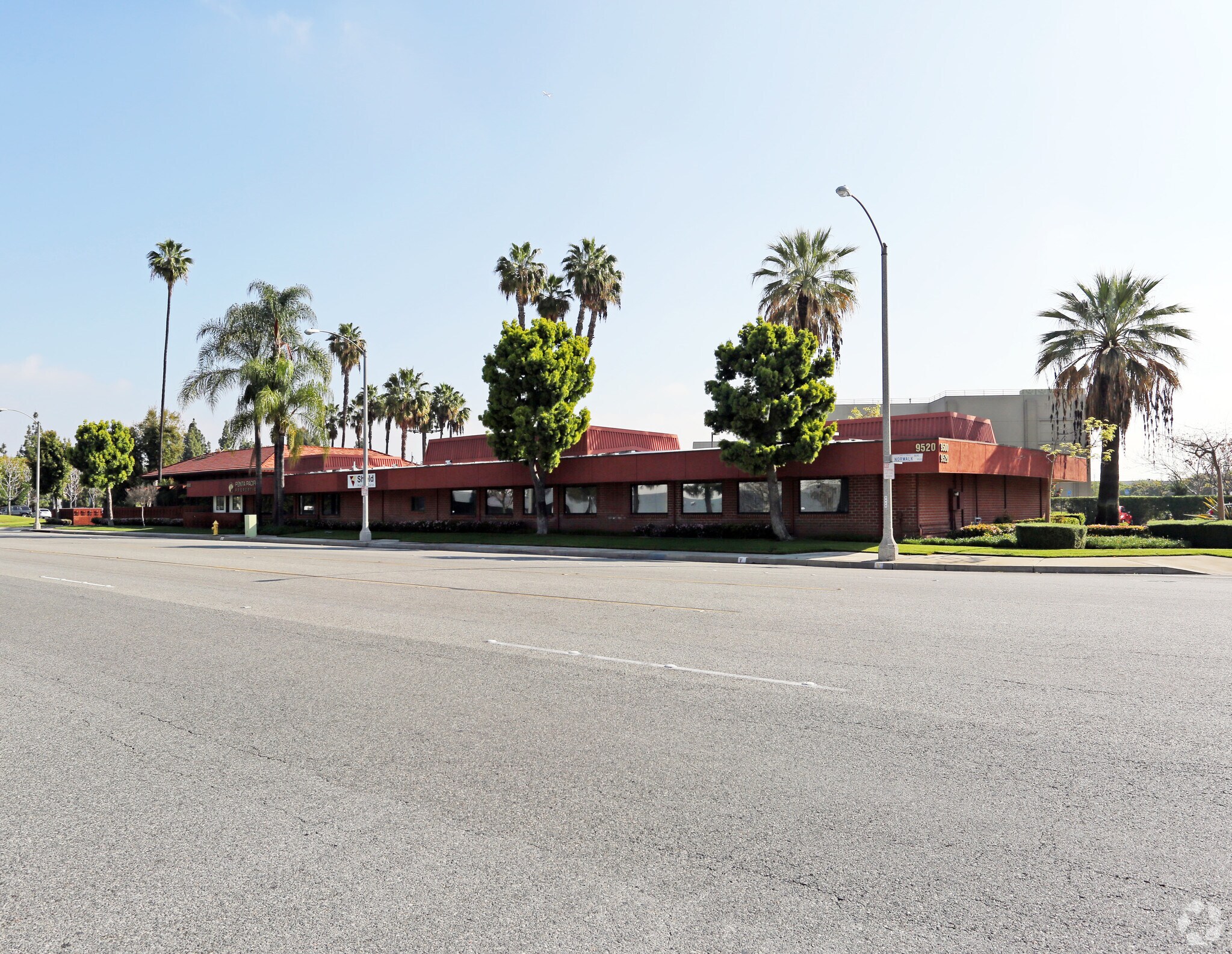 9520 Norwalk Blvd, Santa Fe Springs, CA à louer Photo de l’immeuble– Image 1 sur 4