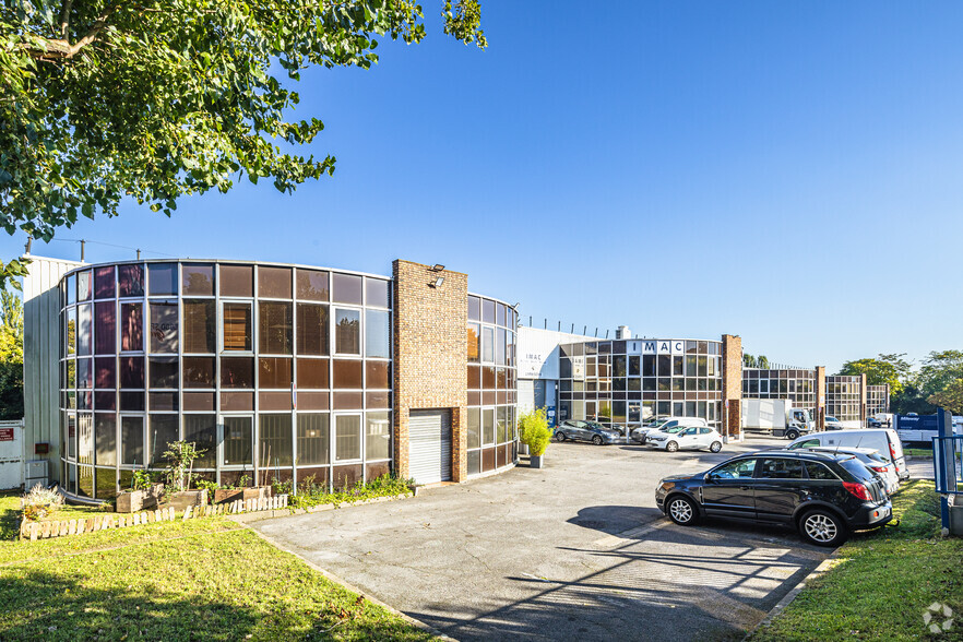 Local d’activités dans Fontenay-sous-Bois à louer - Photo principale – Image 1 sur 7