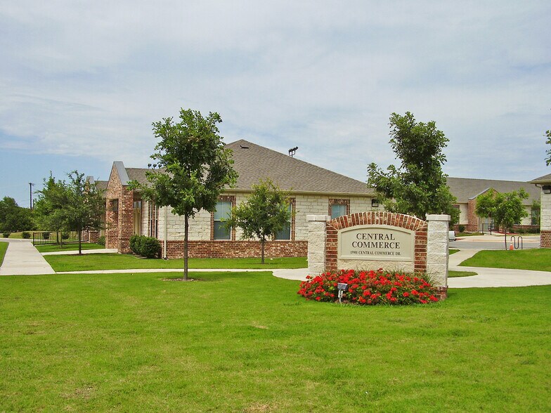 15901 Central Commerce Dr, Pflugerville, TX à louer - Photo de l’immeuble – Image 1 sur 13