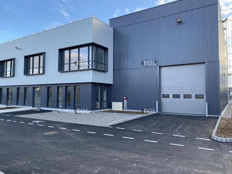 Local d’activités dans Saint-Priest à louer - Photo de l’immeuble – Image 1 sur 15