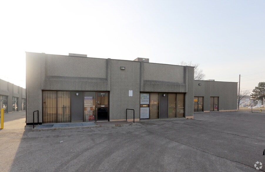 3936-3998 Chesswood Dr, Toronto, ON à louer - Photo de l’immeuble – Image 2 sur 5