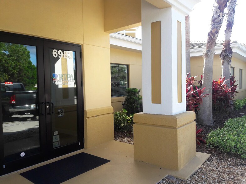6975 Professional Pky, Sarasota, FL à louer - Photo de l’immeuble – Image 2 sur 14