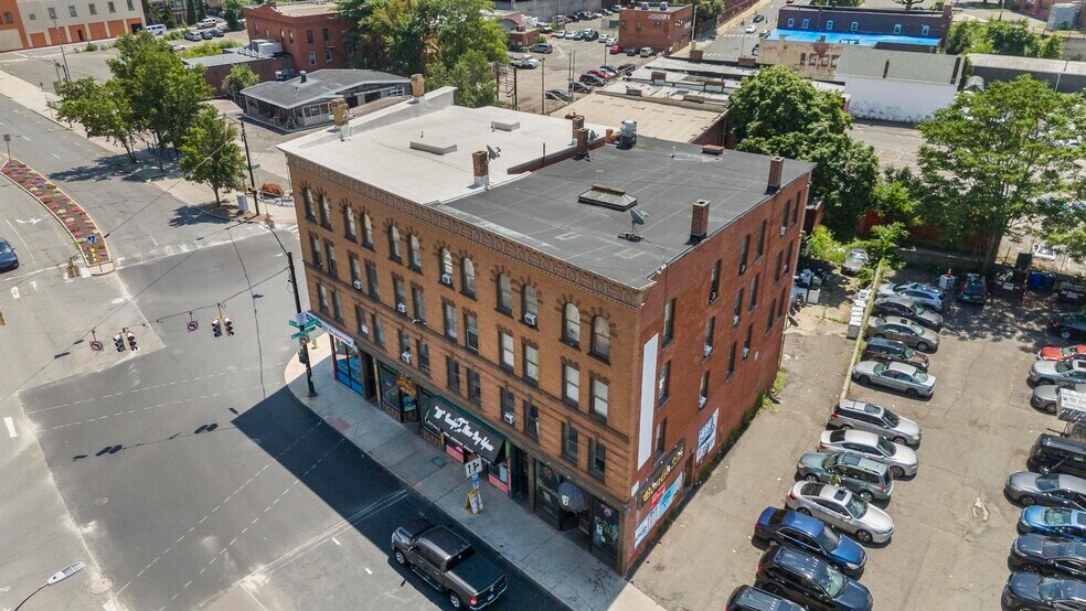 27 Units Mixed Use | Meadow & West Main portefeuille de 3 biens à vendre sur LoopNet.fr - Photo de l’immeuble – Image 3 sur 29