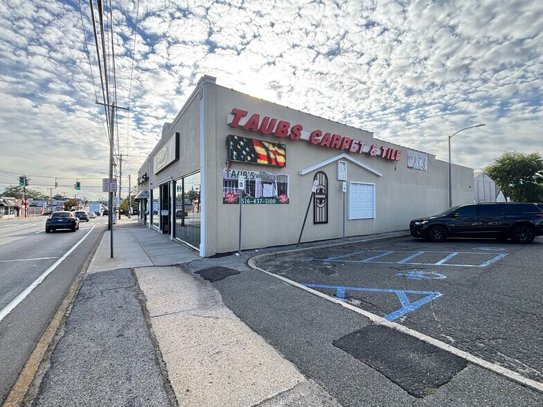 885-893 Hempstead Tpke, Franklin Square, NY à louer - Photo de l’immeuble – Image 2 sur 4
