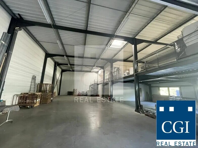 Local d’activités dans Veurey-Voroize à louer - Photo de l’immeuble – Image 1 sur 4