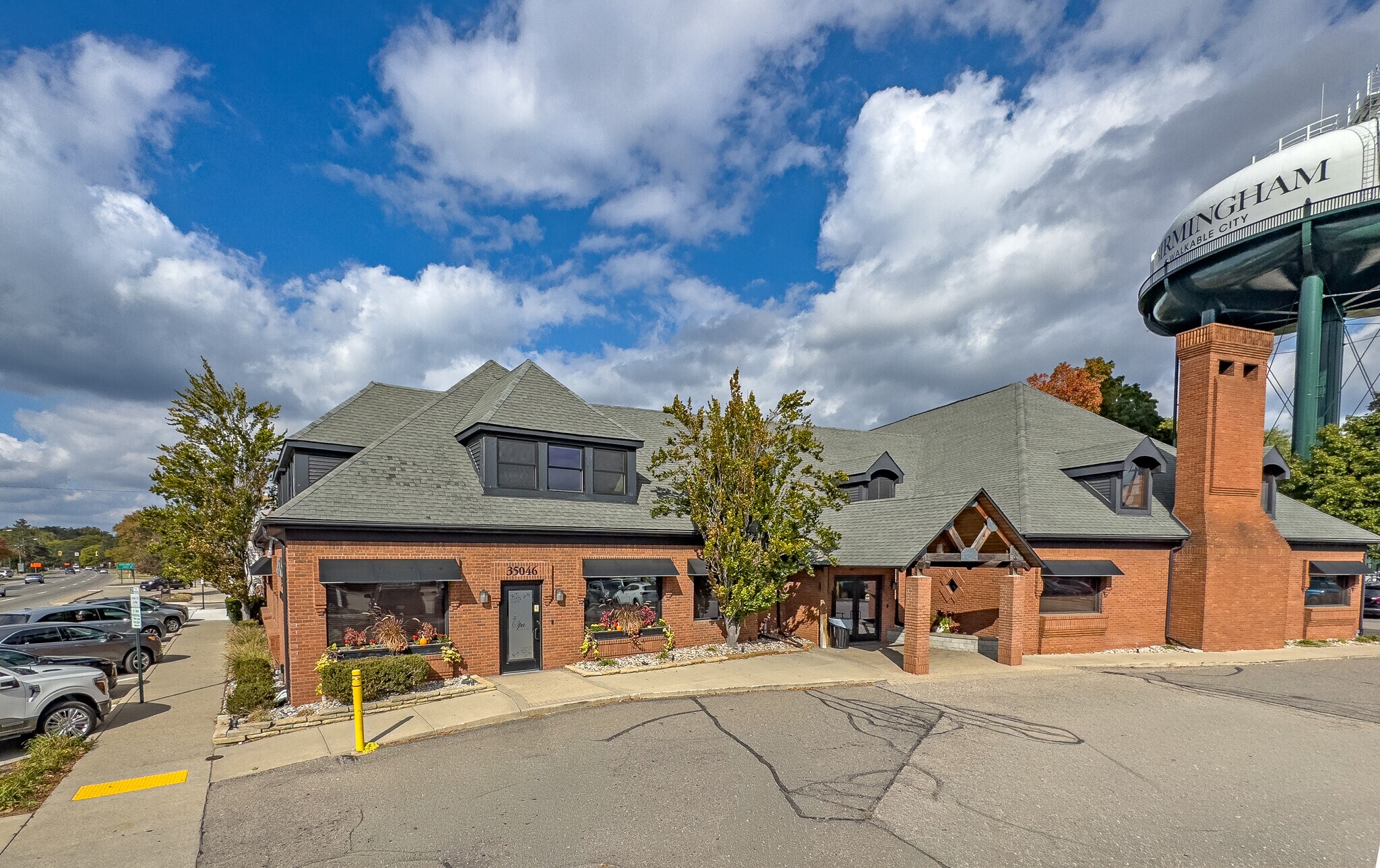 35046 Woodward Ave, Birmingham, MI à louer Photo principale– Image 1 sur 19