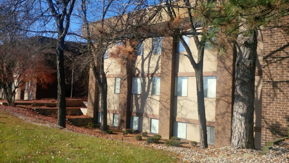 1020 Long Blvd, Lansing, MI à louer - Photo de l’immeuble – Image 3 sur 10