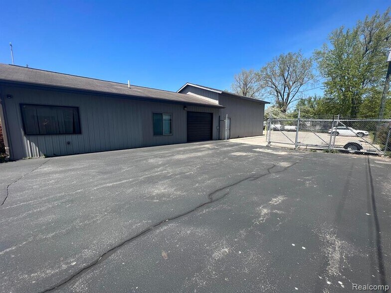 3389 S Huron Rd, Bay City, MI à louer - Photo de l’immeuble – Image 3 sur 8