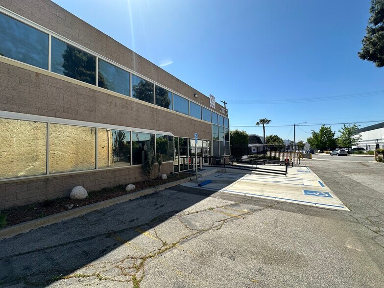 2070 Floyd St, Burbank, CA à louer - Photo de l’immeuble – Image 2 sur 14