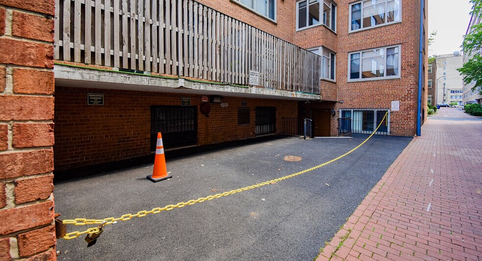 940 25th St NW, Washington, DC à vendre - Photo de l’immeuble – Image 2 sur 7